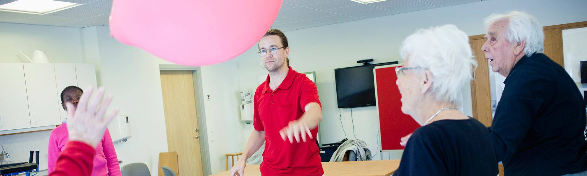 seniorer i ring studsar ballong mellan sig