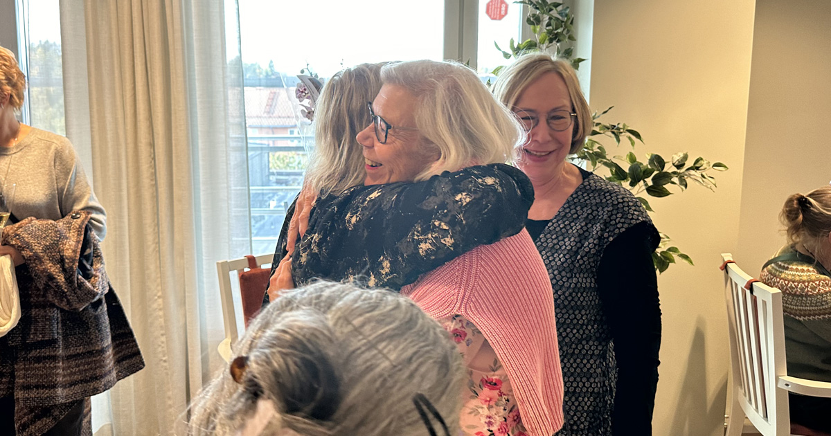 Anette och Daniela fick grattiskramar av kollegor från hela Stockholms Sjukhem.