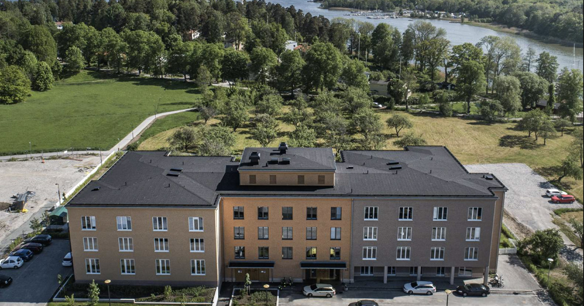 Täby Slottspark är ett äldreboende i en vacker miljö nära vatten. Här finns fina promenadstråk runt boendet.