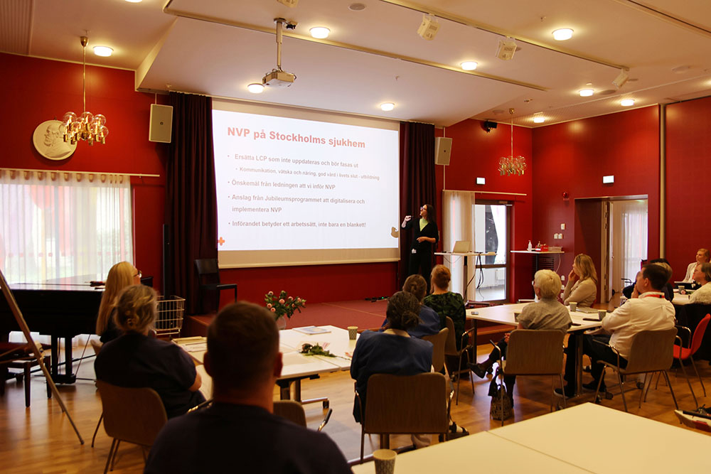 Specialistsjuksköterska Fanny Vestling presenterade punkten ”Digitalisering och implementering av Nationell vårdplan palliativ vård (NVP). Hon berättade att NVP ska ersätta Liverpool Care Pathway (LCP) som inte uppdateras och bör fasas ut. Det här har skett eller sker framöver i Stockholms Sjukhems alla verksamheter.