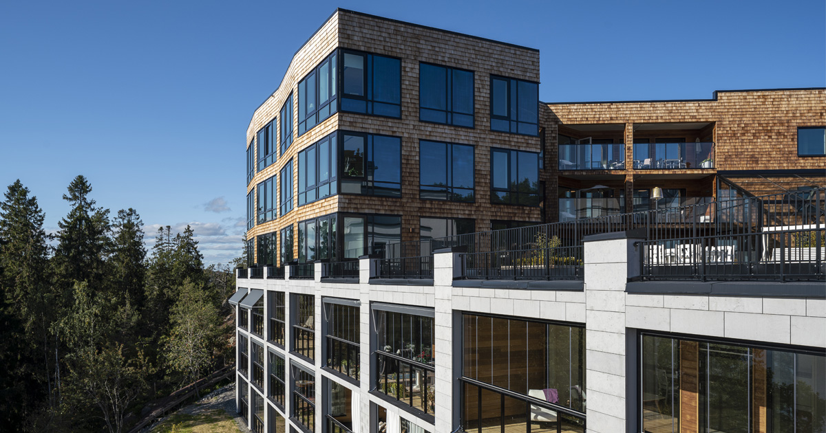 Fasad, nybyggt hus med panoramafönster.