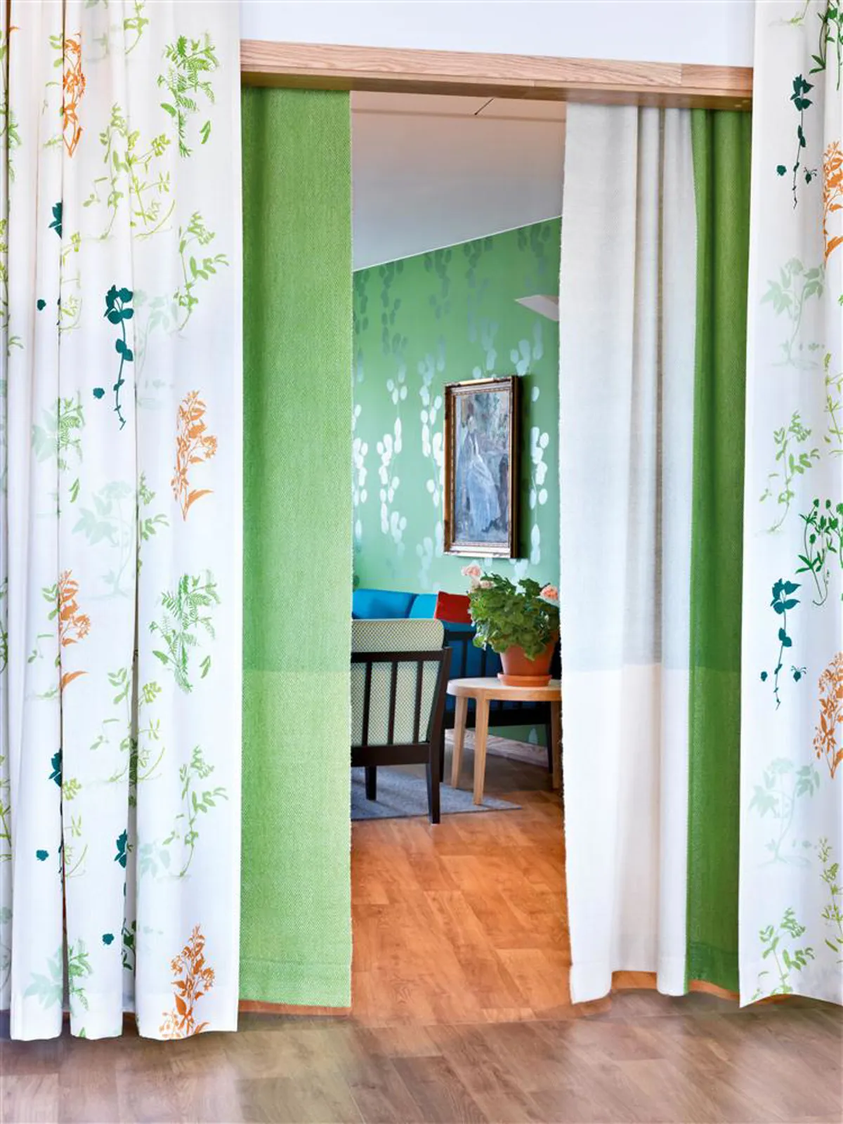 Vävda och tryckta draperier i lin och ull. Svensk Flora av Kazuyo Nomura, 2013. Foto Louise Billgert