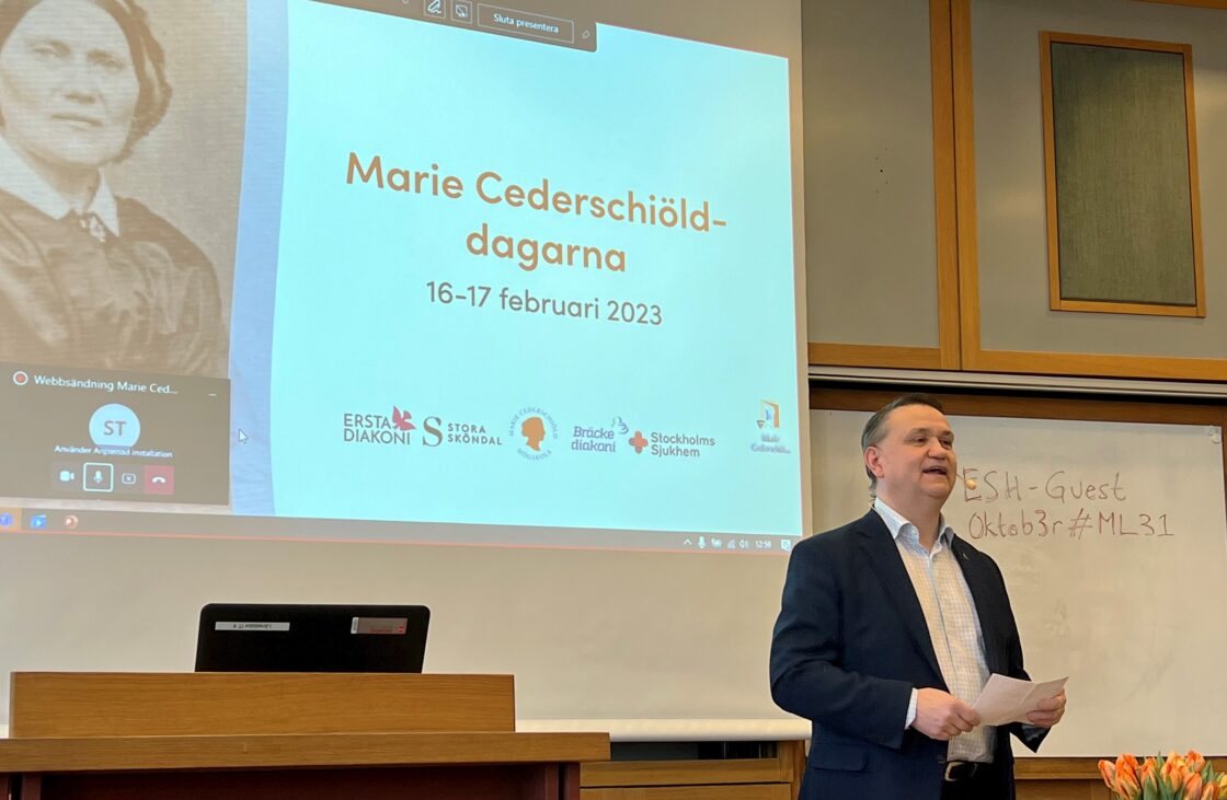 Nyhetsbild, föreläsning av man.
