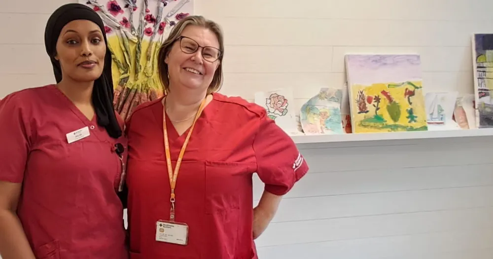 Ahlam och Annelie som bägge är aktivitetsansvariga på äldreboendet Mosaiken i Bromma.