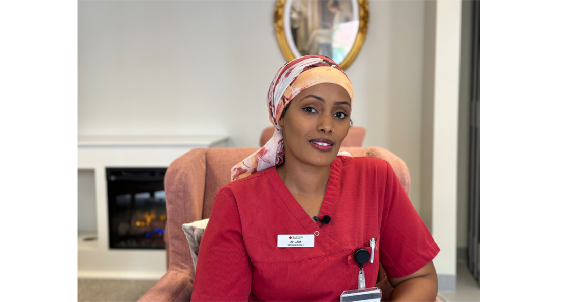 Ahlam, aktivitetsansvarig på äldreboendet Mosaiken i Bromma.
