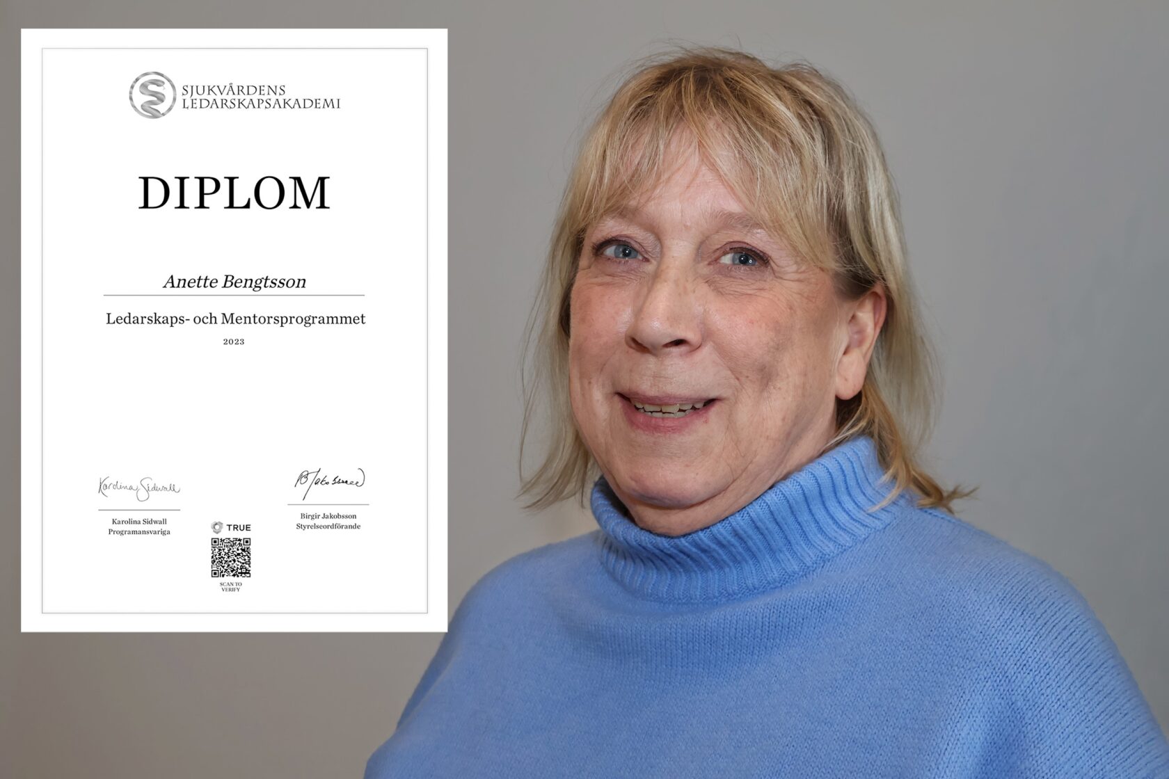 Kvinna i blå tröja ler. Till vänster syns ett diplom från Sjukvårdens Ledarskapsakademi till Anette Bengtsson.