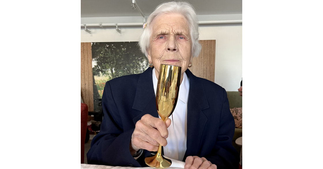 Nyhetsbild En äldre kvinna som bor på äldreboendet Nyckelharpan och firar sin 100-åriga födelsedag.