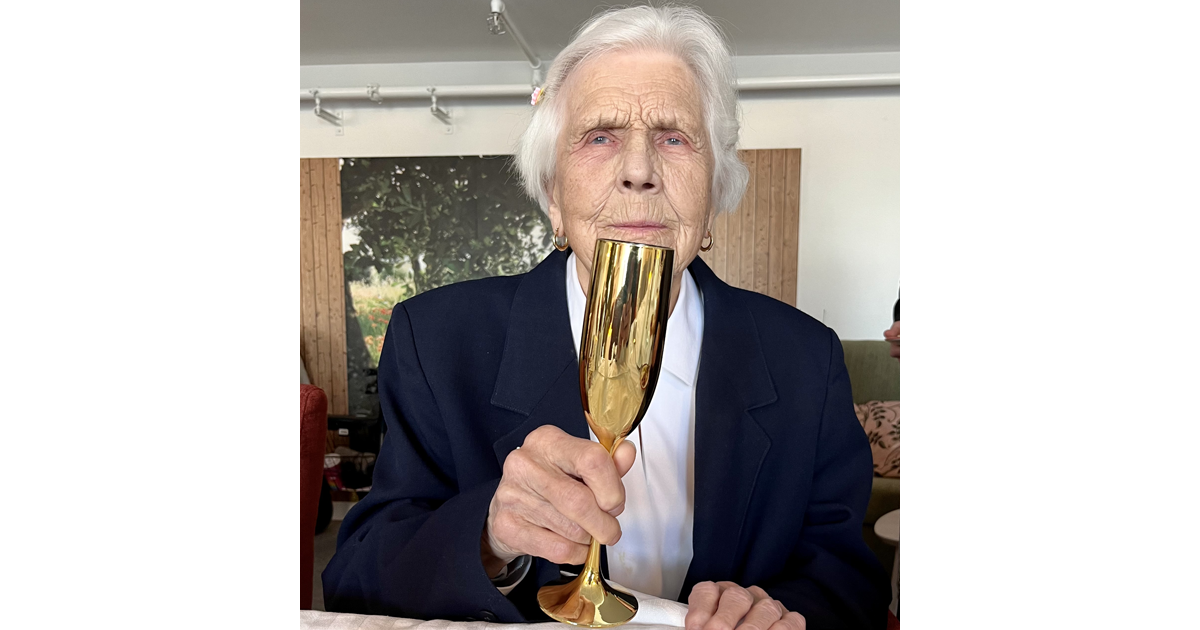 Nyhetsbild En äldre kvinna som bor på äldreboendet Nyckelharpan och firar sin 100-åriga födelsedag.