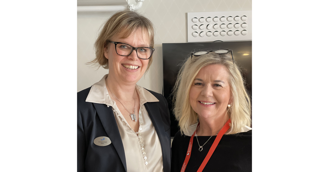 Nyhetsbild Annika Lindell, rektor på förskolan i samma hus som äldreboendet Nyckelharpan i Upplands Väsby. Till vänster; Ewa Svensson, verksamhetschef Nyckelharpan.