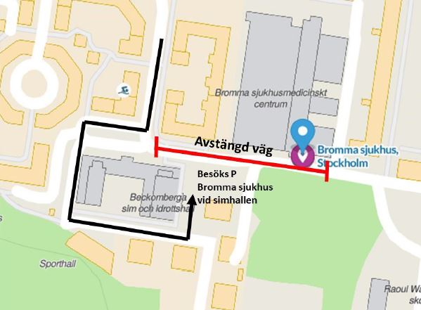 Karta som visar avstängd väg mellan Bromma sjukhus och simhall, med alternativa parkeringsplatser markerade.
