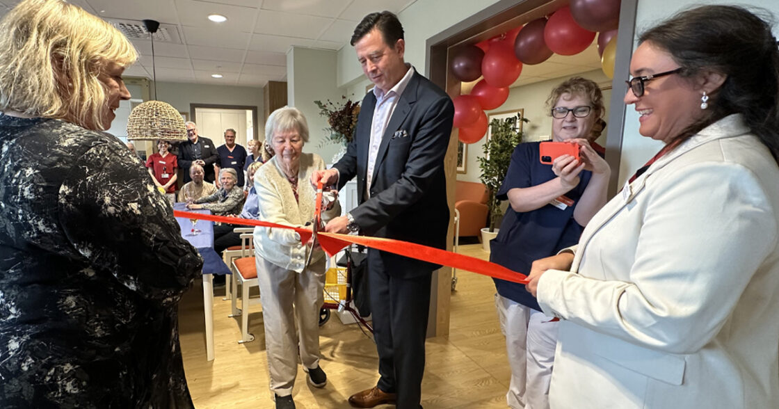 Nyhetsbild Erik Wassberg, sjukhusdirektör, klipper invigningsbandet tillsammans med en boende på Mosaiken när äldreboendet Mosaiken invigdes.