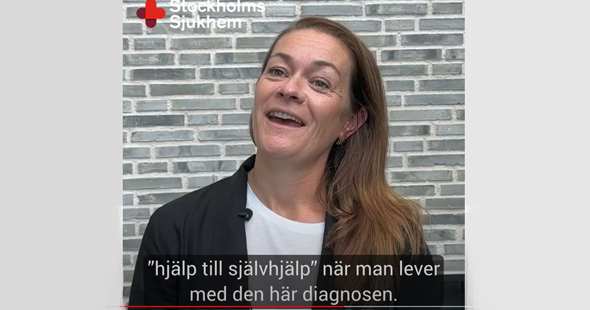 Leende kvinna med långt hår står mot en tegelvägg, text: "hjälp till självhjälp när man lever med den här diagnosen."