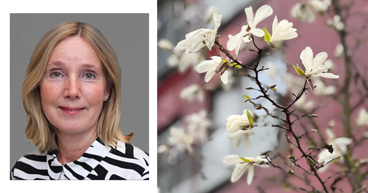 Porträtt på kvinna med blont hår till vänster, vita blommor på trädgren till höger.