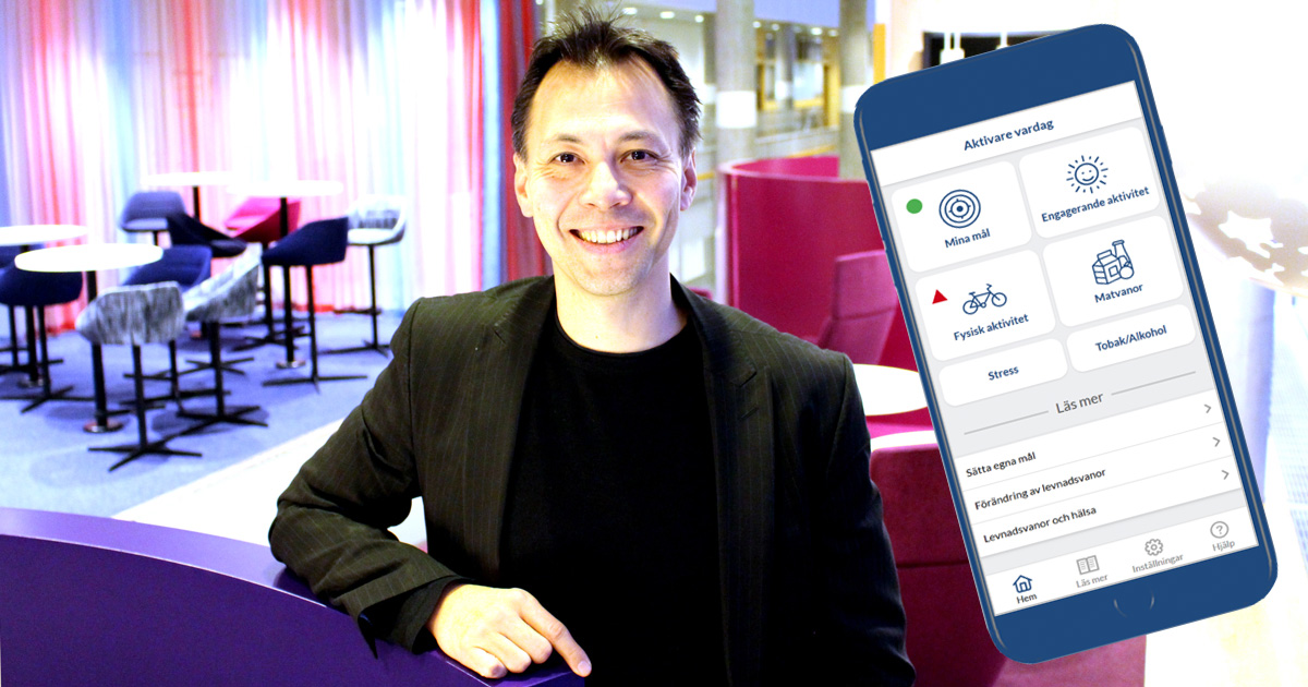 Leende man i kostym står i ett färgglatt kontorslandskap, bredvid en mobilskärm med en hälsoapp.