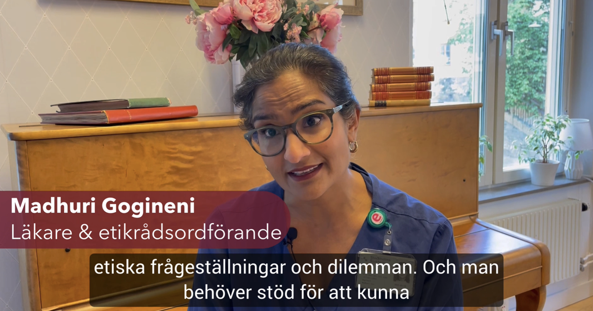 Kvinna i vårdkläder sitter framför ett piano, med text om att hon är läkare och etikrådsordförande.