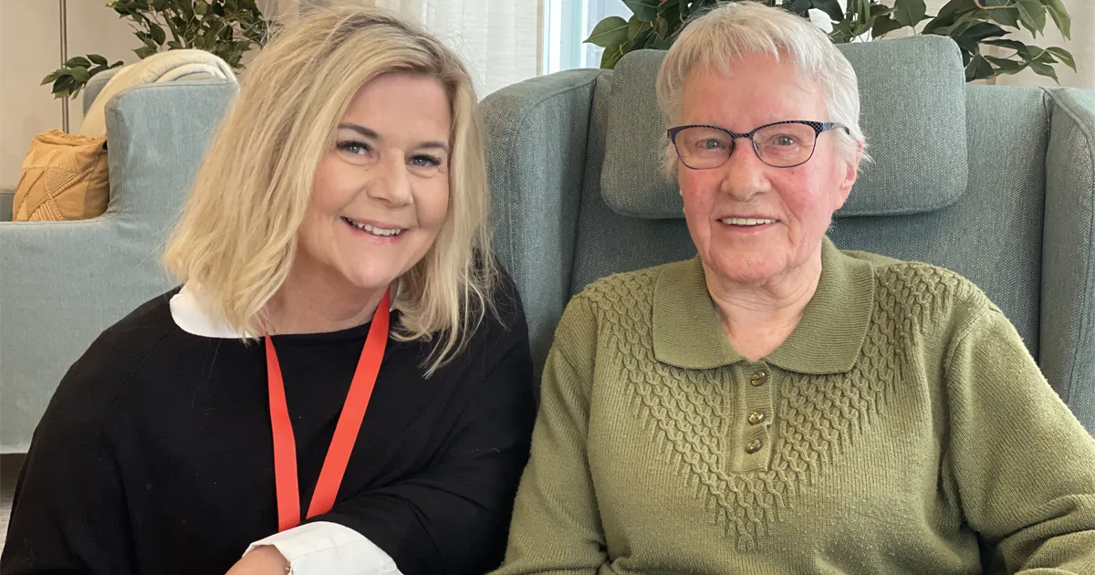 Ewa Svensson, verksamhetschef Nyckelharpan och Ulla som bor på boendet.
