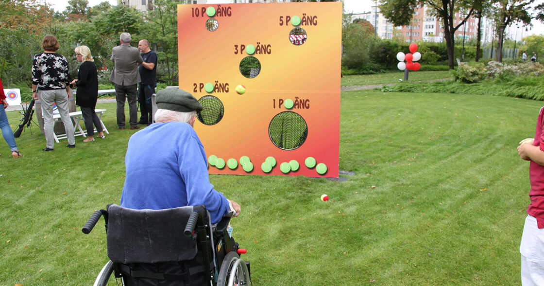 Nyhetsbild, aktivitet. Äldre man kastar boll.