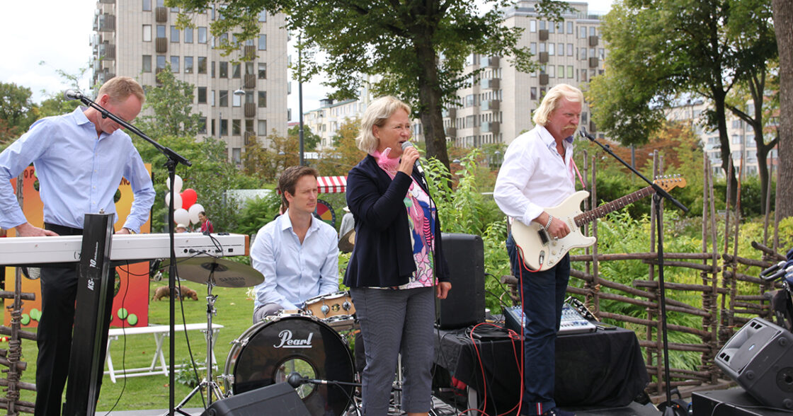 Nyhetsbild, musikframförande i parken på Kungsholmen.
