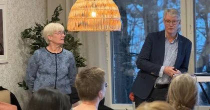 Anne-Marie Boström och Tommy Cederholm håller föreläsning om OPEN för anhöriga och nyfikna på äldreboendet Poesin i Nacka.
