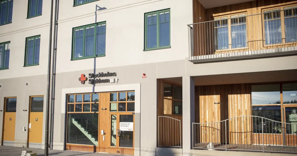 Entrén till äldreboendet Nyckelharpan i Upplands Väsby.