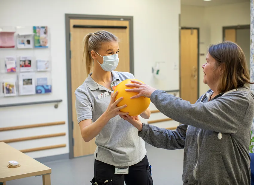Medarbetare, patient och boll.