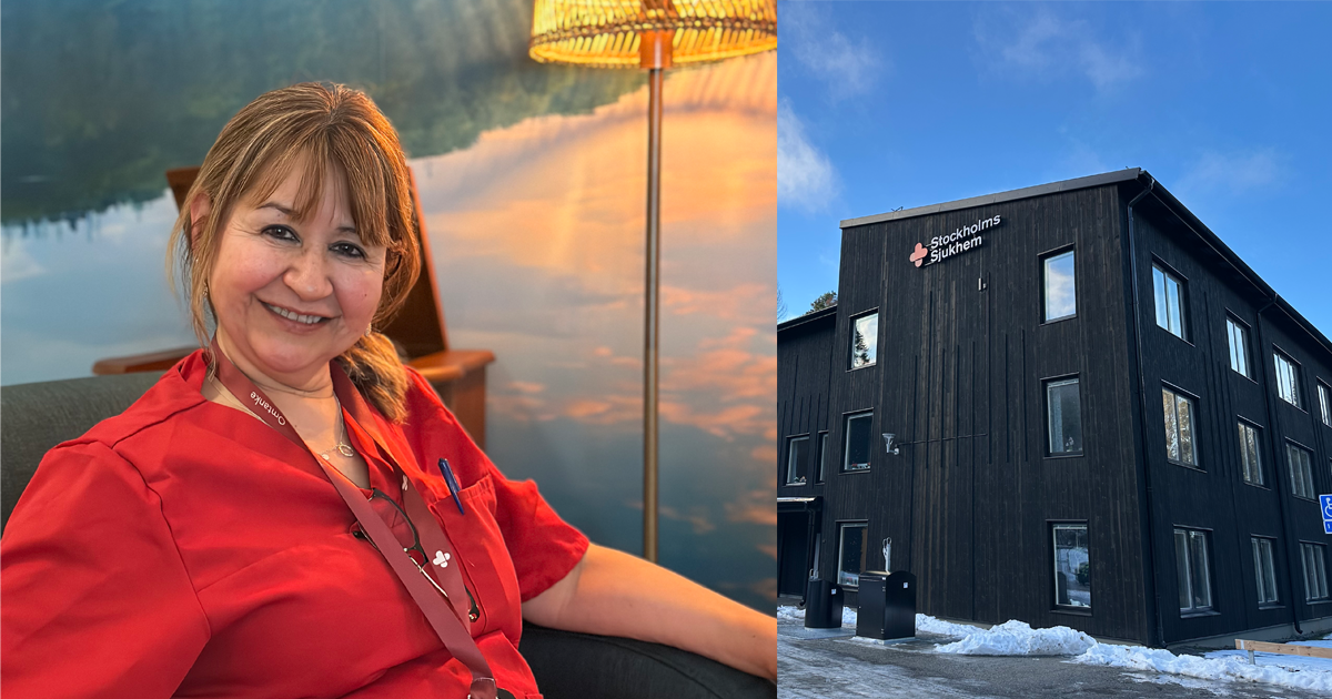 Leende kvinna i röd arbetsklädsel på vänster sida, Stockholms Sjukhem-byggnad på höger sida med blå himmel.