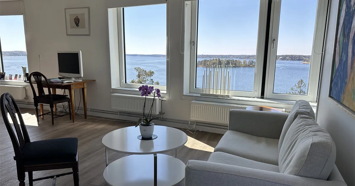 Storslagen utsikt mot havet i en lägenhet på äldreboendet Graninge Strand i Nacka.