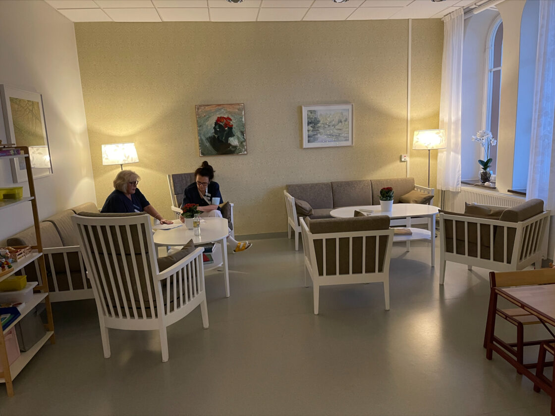 Nyhetsbild, medarbetare samtalar i en soffgrupp.