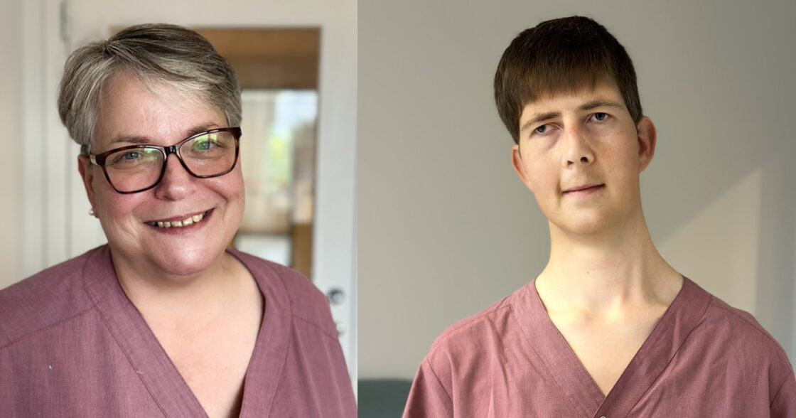 Två personer i rosa sjukhuskläder står inomhus, båda ser mot kameran och ler svagt.