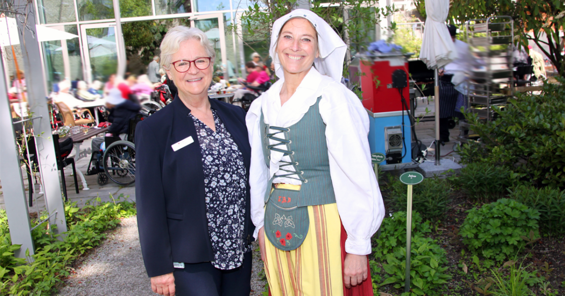 Nyhetsbild Anne-Christine Johansson, verksamhetschef Vallgossen (till vänster). Till höger står tidigare sjukhusdirektör Karin Tahlén.