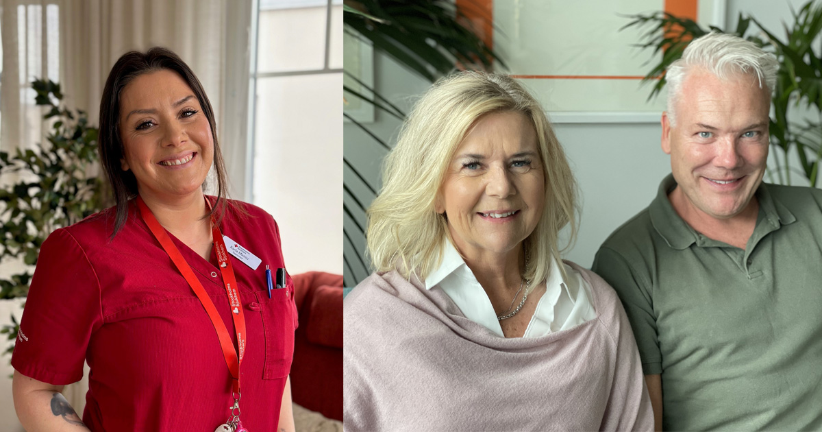 Tre personer inomhus, en kvinna i röd arbetsklädsel till vänster, två personer sitter tillsammans till höger.