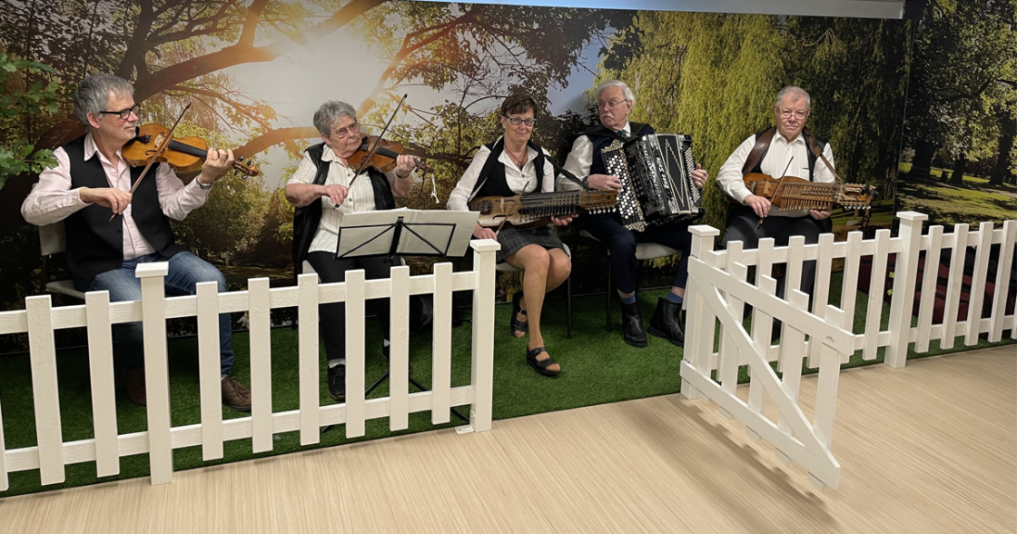 Ett spelmanslag har konsert på äldreboendet Nyckelharpans dansbana.