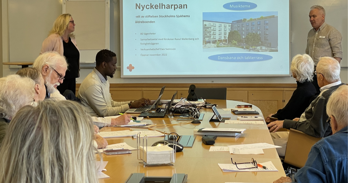 Nyhetsbild Information om det kommande äldreboendet Nyckelharpan på pensionärsträff i Upplands Väsby.