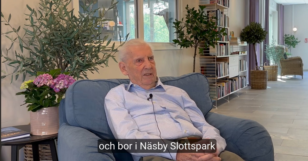 En äldre man, Lars, bor på äldreboendet Näsby Slottspark i Täby.