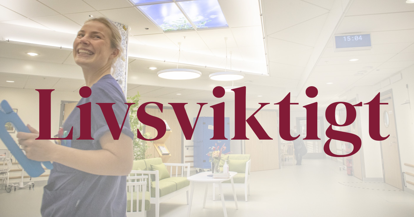 Leende vårdpersonal i sjukhuskorridor med texten "Livsviktigt" i rött över bilden.