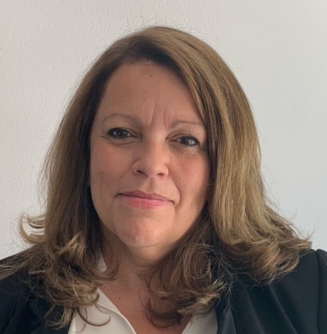 Mirta, bitr. verksamhetschef för äldreboendet Vallgossen. Kvinna med axellångt brunt hår och svart kavaj.