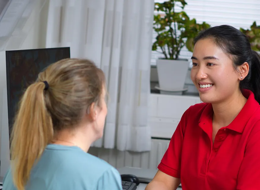 Medarbetare samtalar med patient.