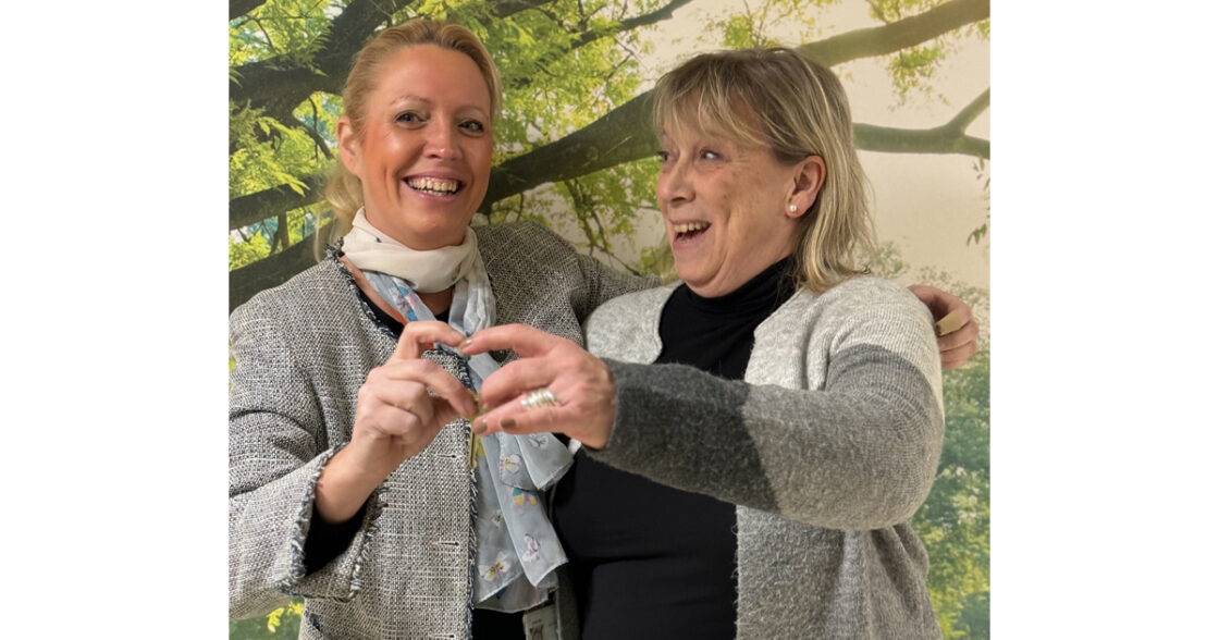 Nyhetsbild Ulrica Strand, affärsutvecklare, och Anette Bengtsson, verksamhetschef för äldreboendet Mosaiken i Bromma.