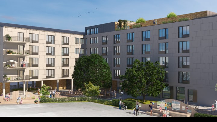 Modern bostadsbyggnad med fem våningar, stora fönster, balkonger och gröna trädgårdar, människor vistas utanför.