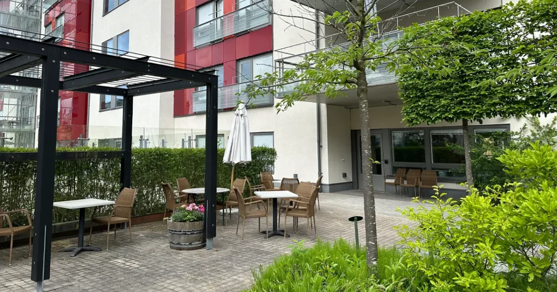 Vallgossen har egen terrass och tillgång till en härlig park, trots att boendet finns centralt i city.