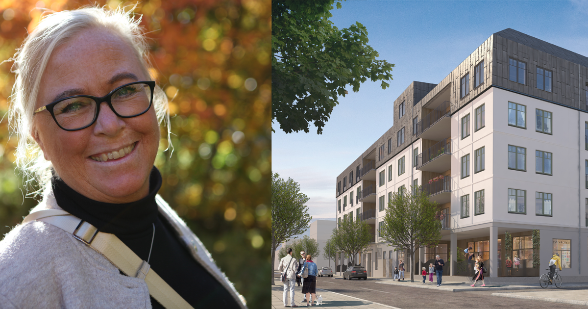 Ljus kvinna med glasögon ler, bredvid en modern flerfamiljsbostad längs en stadsgata med träd.