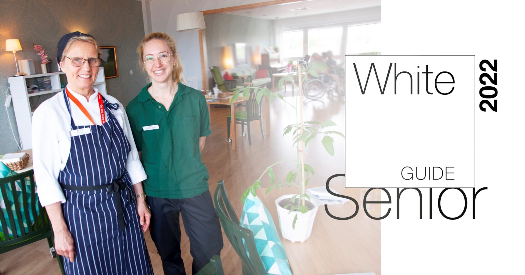 Två kvinnor, en i kökskläder och en i grönt, står i ett ljust äldreboende. Text: White Guide Senior 2022.