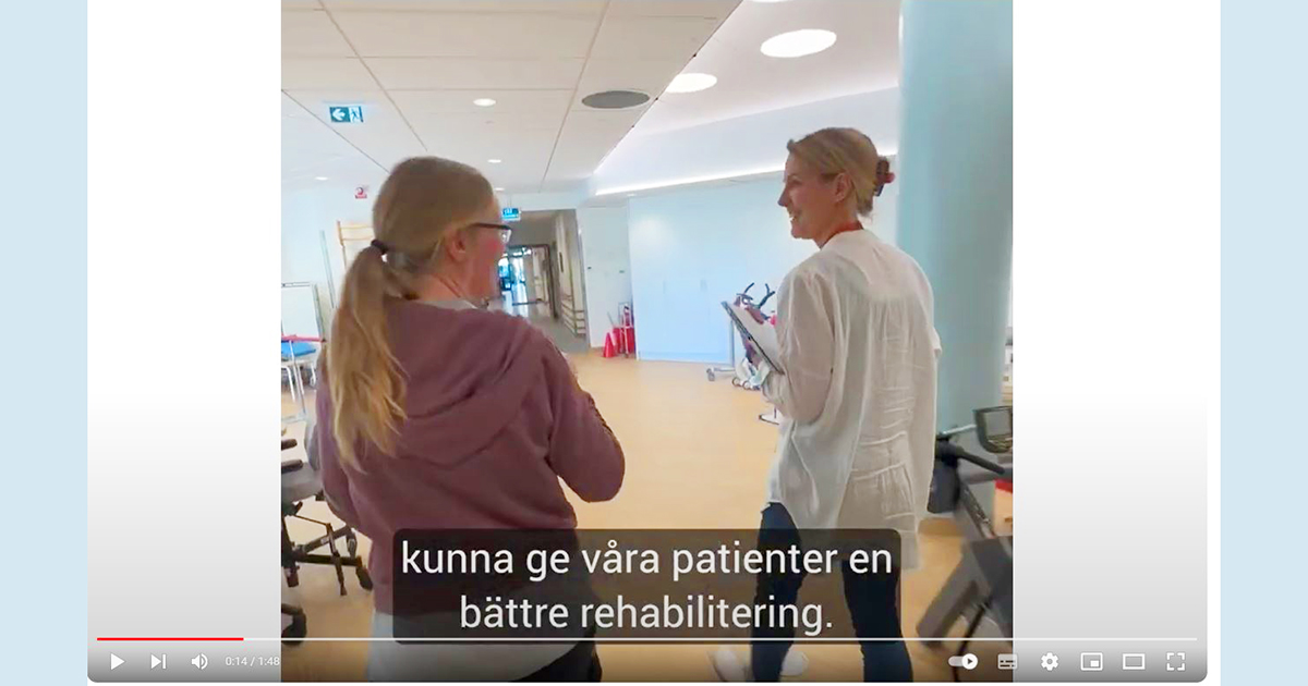 Två kvinnor går och pratar i en ljus sjukhuskorridor med text: "kunna ge våra patienter en bättre rehabilitering."