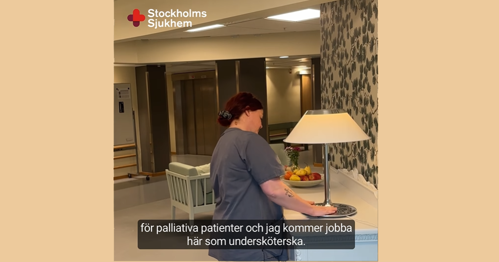 Undersköterska ordnar med lampa i sjukhuskorridor, text om arbete med palliativa patienter syns.