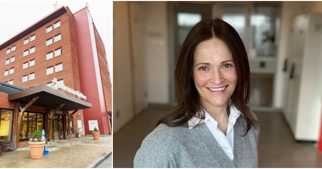Ett rött tegelhotell till vänster och en leende kvinna med mörkt hår och grå tröja till höger.