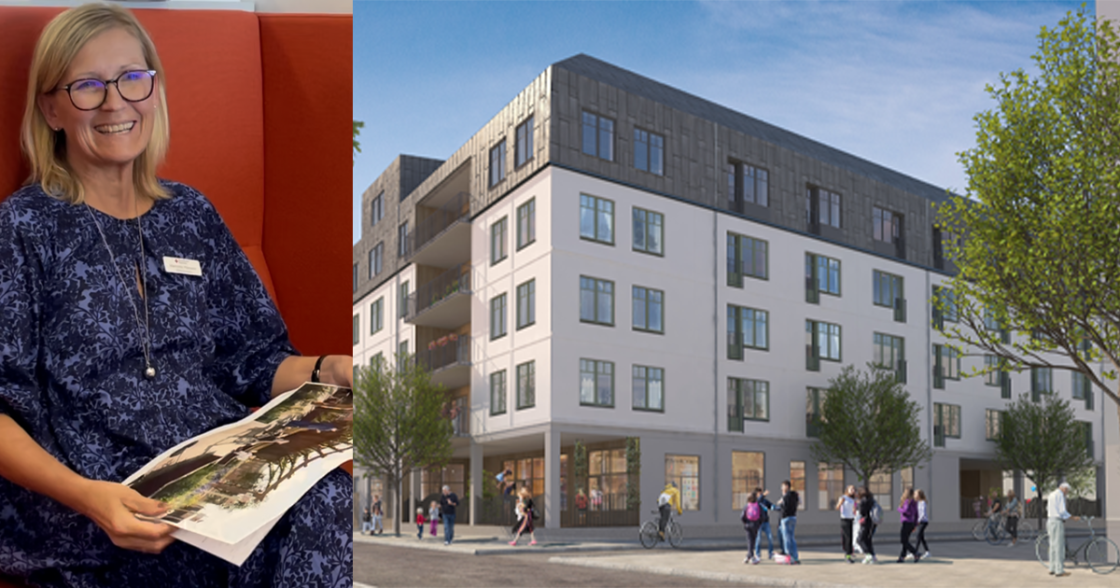 Leende kvinna med glasögon håller i ritningar, brevid en modern flerbostadsbyggnad med människor utanför.