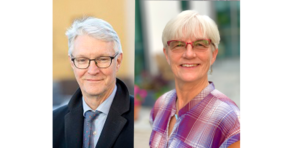 En man och en kvinna med grått hår och glasögon, båda ler mot kameran.