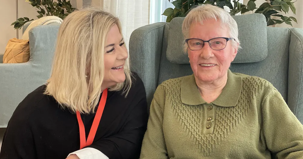Ewa Svensson, verksamhetschef på äldreboendet Nyckelharpan i Upplands Väsby tillsammans med Ulla som bor här.