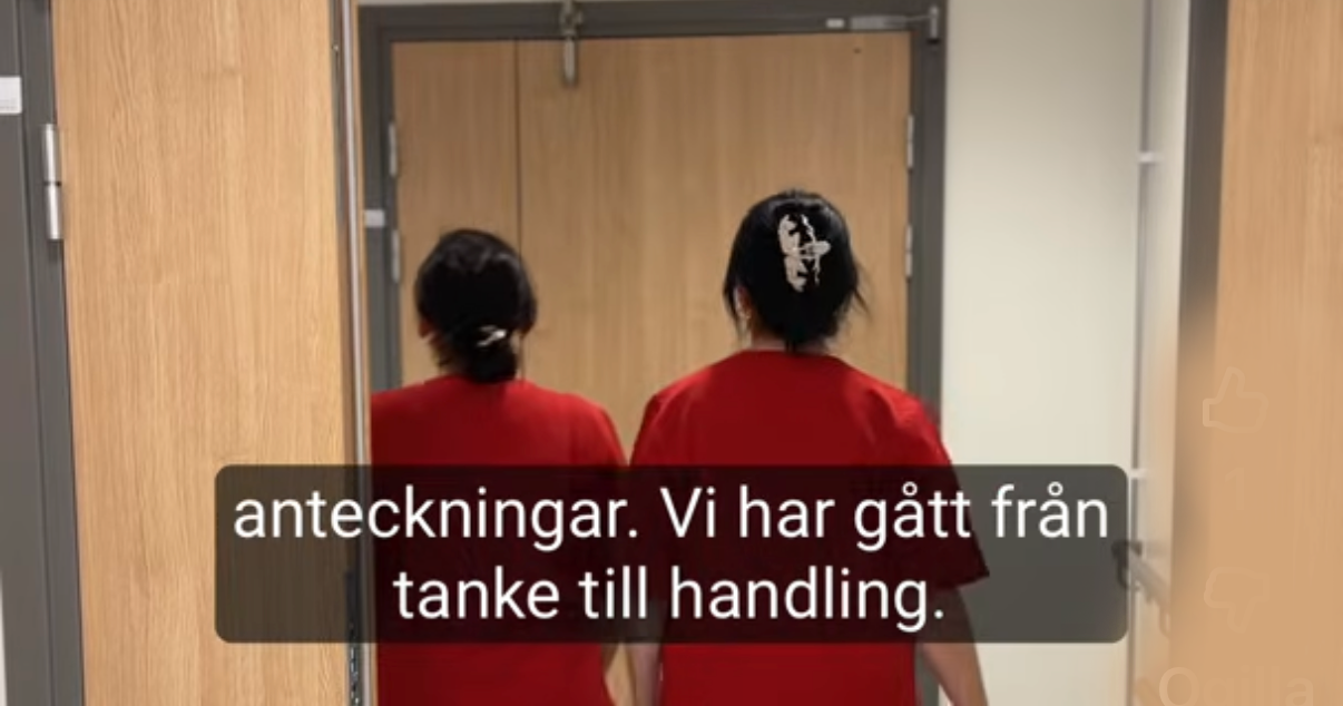 Två personer i röda tröjor går mot en träfärgad dörr, text på bilden: "Vi har gått från tanke till handling."