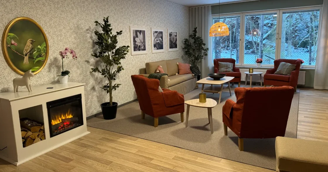 Vardagsrum med möbler anpassade för äldre målgrupp som bor här.